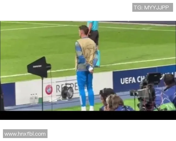 当足球球星掀起球衣那一刻激情与信仰在绿茵场上同时燃烧