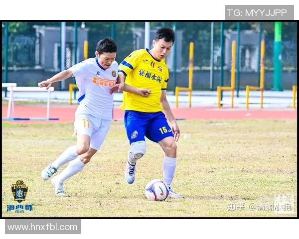 足球巨星赛后提着战靴离场引发球迷热议展现独特个人魅力