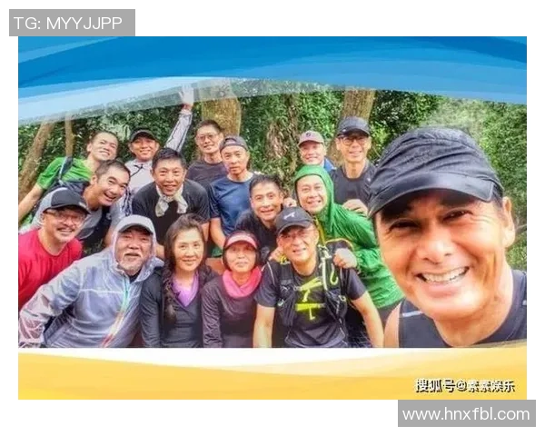 足球教练与外籍球星亲密合影 展现默契与团队精神