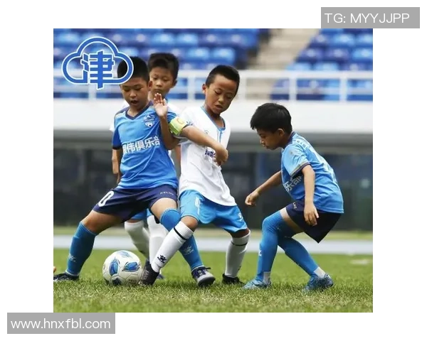 足球巨星青春岁月罕见旧照展现少年风采与热血激情