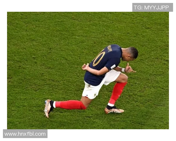 足球球星幕后花絮揭秘：从训练场到私人生活的那些不为人知的瞬间