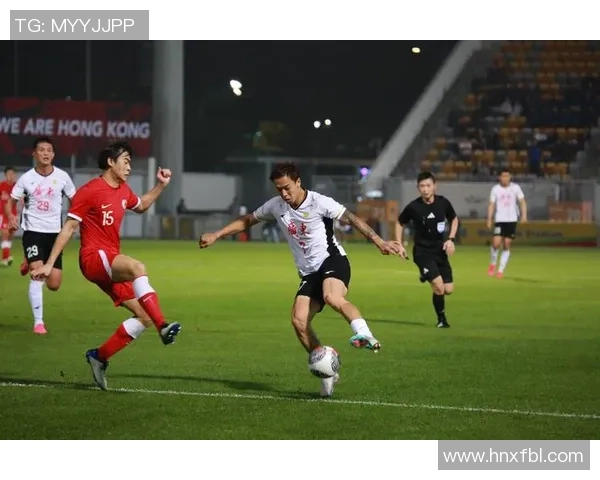 足球迷跨栏飞奔追星视频：激情四溢的足球狂热与偶像追逐之旅